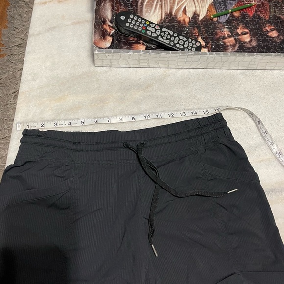 Lululemon Dance Studio Short -Size 8 Black-Good Condition - Picture 15 of 16